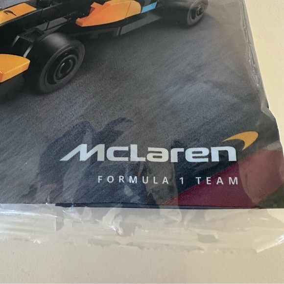 LEGO Speed Champions McLaren Formula 1 Car - Black and Orange 30683 - Picture 3 of 6